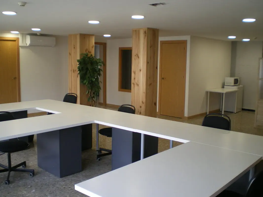 alquilar mesa coworking alicante